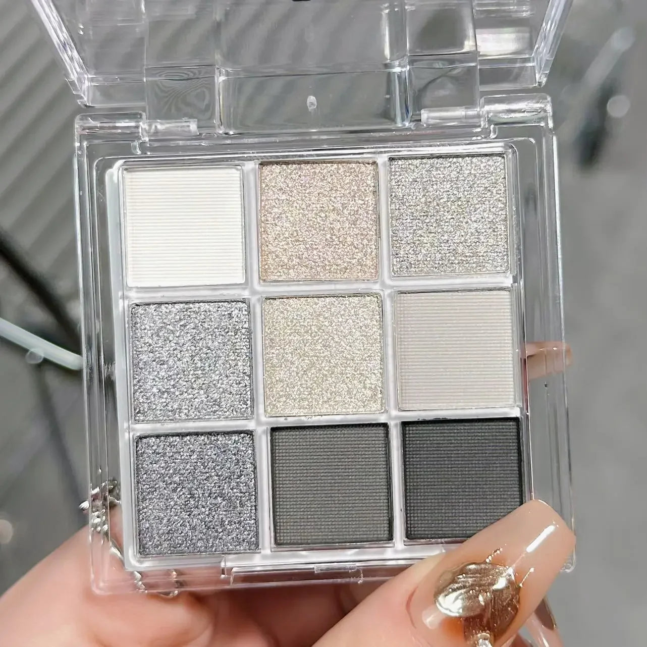 9-Color Glitter Eyeshadow Palette - Smokey Cool-Tone Makeup